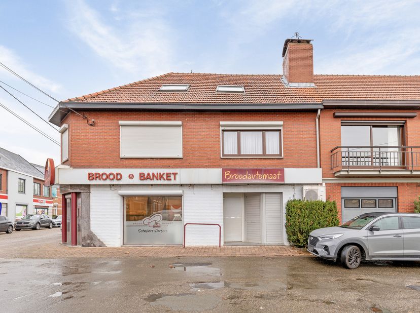 Disposition de la propriété commerciale : <br />
<br />
- Rez-de-chaussée <br />
- Espace de travail <br />
- Un garage<br />
- Sous-sol <br />
- Salo