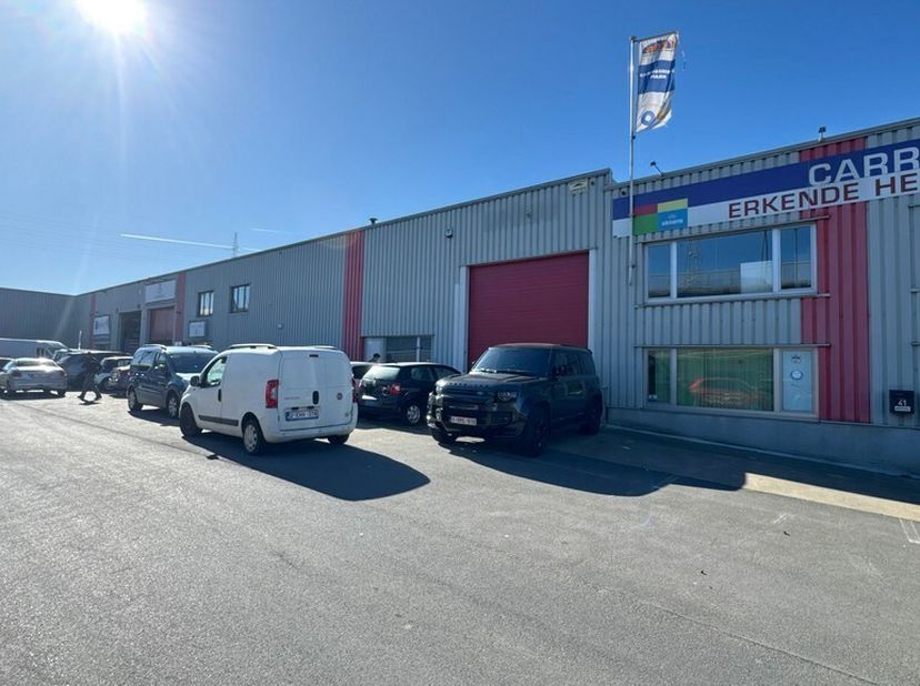 Ben je op zoek naar een ruim magazijn te huur in Merksem met uitstekende bereikbaarheid? Ontdek dit semi-industrieel magazijnencomplex aan de Vaartkaa