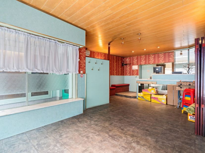 Woning met tal van mogelijkheden in het centrum van Eeklo Op zoek naar een pand met potentieel in het centrum van Eeklo? Dit pand biedt tal van mogeli