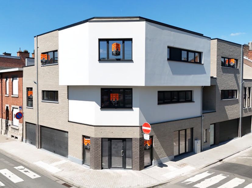 Rez-de-chaussée commercial (commerce au bureau) situé au sein d'un nouveau bâtiment: la "Résidence Vandenhoff". La surface utile commerciale est de +/