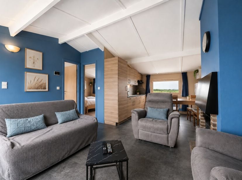 Deze charmante op te frissen bungalow bevindt zich op een rustige ligging aan de westzijde van de vijver in het vakantiedomein Sunparks. Dankzij de ui