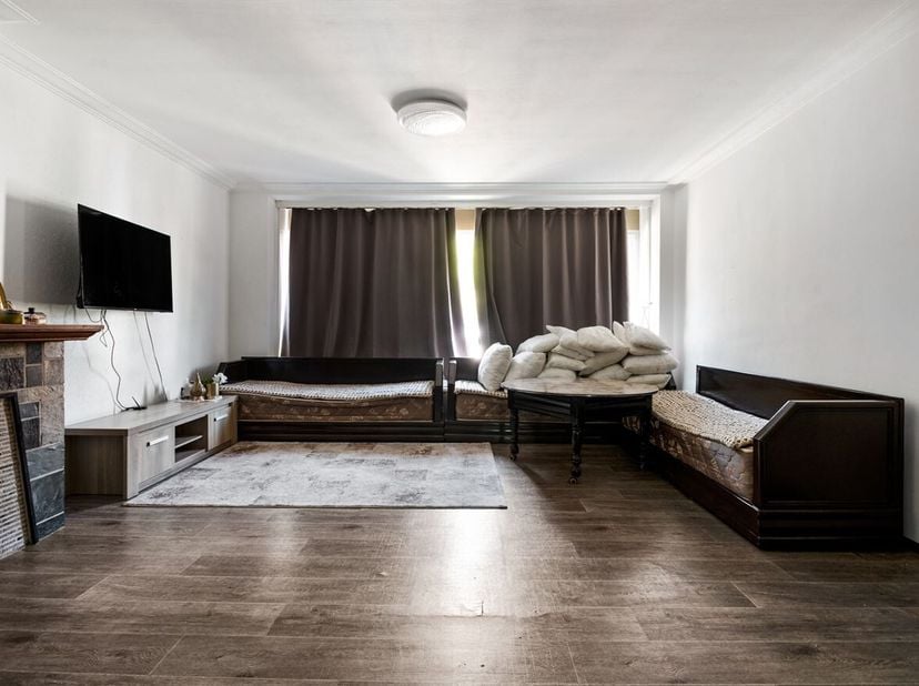 Opbrengsteigendom bestaande uit 4 verhuurde appartementen<br />
Indeling gelijkvloers<br />
Via de gemeenschappelijke inkomhal heeft u toegang tot de