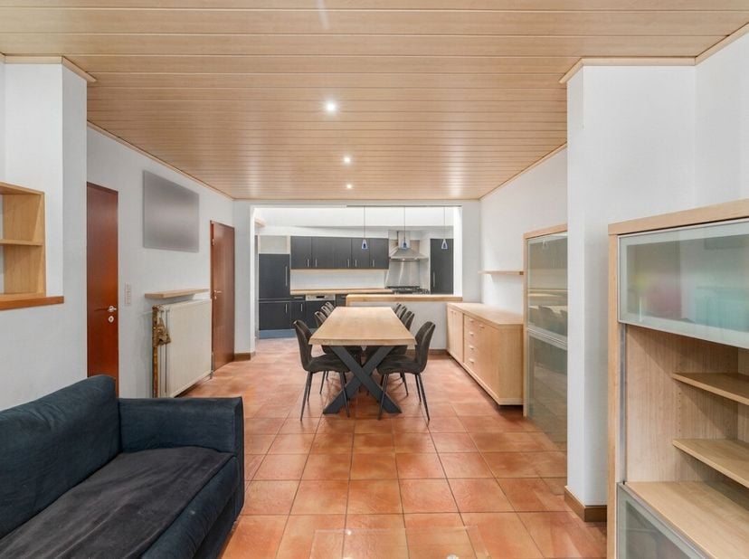 Ligging &amp; IndelingOp zoek naar een woning waar centraal leven, comfort en een verzorgde afwerking samenkomen? Maak dan kennis met deze statige woning