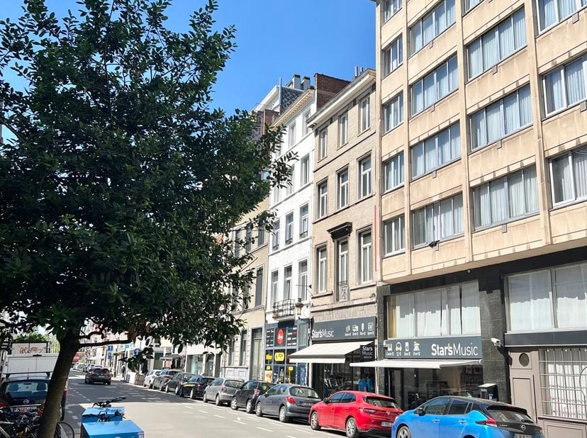 Dit gebouw met karakter, gelegen op een ideale locatie in het hart van Brussel, tussen de Grote Markt en het Zuidstation, tegenover de Koninklijke Aca
