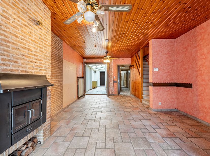 Deze op te frissen woning is gelegen in het centrum van Poperinge en heeft een uitweg achteraan het perceel.<br />
We betreden de woning langs de hal