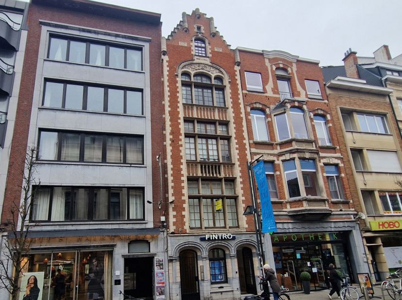 Gelegen op de derde verdieping vinden we deze studio terug op de Bondgenotenlaan te Leuven. Deze moderne studio biedt een frisse uitstraling en een ef