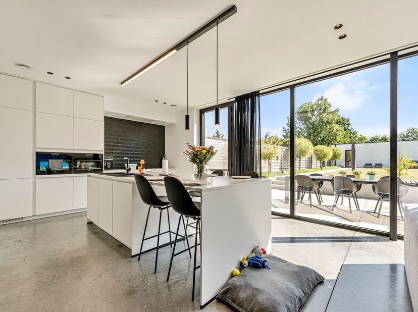Prachtige, energiezuinige woning met dubbele garage te koop in Gullegem<br />
Je betreedt de woning via de inkomhal met gastentoilet en krijgt meteen