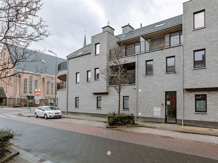 Vous êtes à la recherche d'un spacieux appartement en duplex avec terrasse à vendre à Sint-Niklaas ? Dans ce cas, ne manquez pas de découvrir cet appa