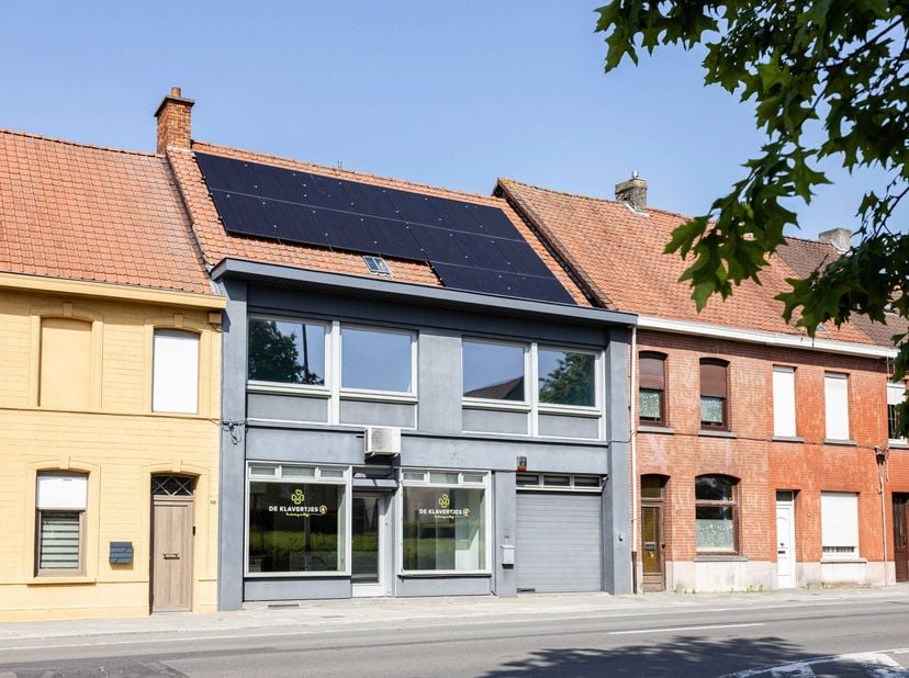 Op een uitstekende commerciële locatie langs de Elzeelsesteenweg bevindt zich dit multifunctionele gebouw van ca. 250 m², momenteel ingericht als kind