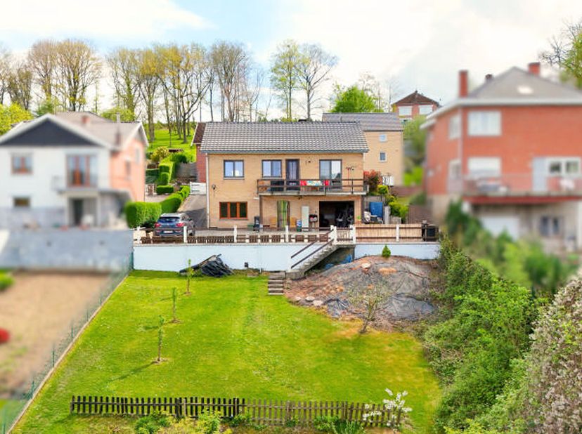 Charmante maison de type bungalow en bon état (+/- 89m² d'après PEB, hors caves et garage) 2 chambres avec vue dégagée et vaste terrain située dans un
