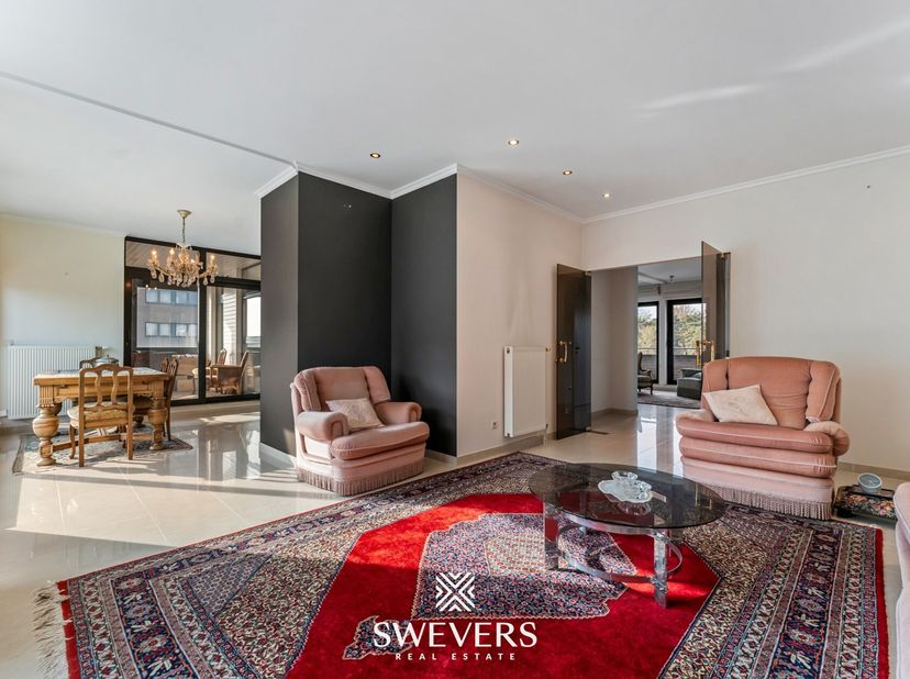 Voor meer info en fotos, surf naar www.swevers.be  dit instapklare dakappartement aan de Europalaan 59 bus 5.1 in Genk combineert een centrale ligging