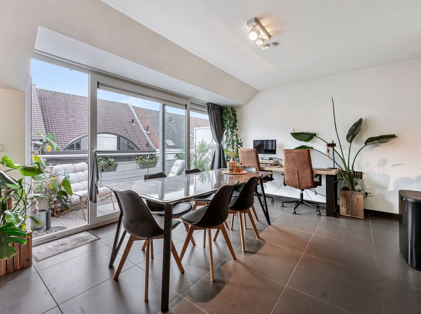 Op zoek naar ruimte en licht op een topligging in Marke? Dit ruime dakappartement met maar liefst 4 slaapkamers bevindt zich in een kleinschalige resi