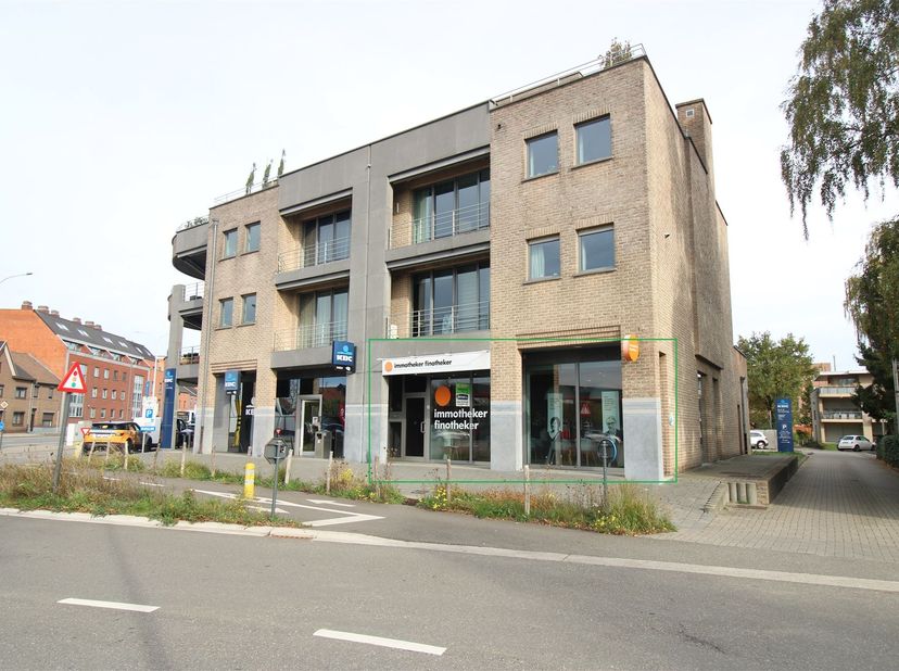 Dit instapklaar handelspand van ongeveer 70 m² is gelegen op een zeer goed zichtbare hoeklocatie aan de Hermanslaan en Rijksweg, wat zorgt voor maxima