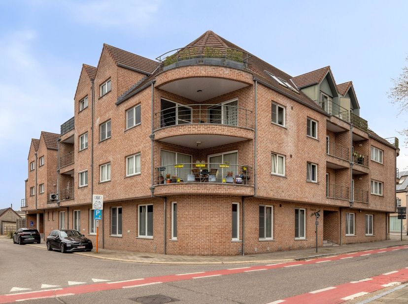 Dit ruime en lichtrijke appartement met twee slaapkamers is centraal gelegen in Mol  Ginderbroek, op fietsafstand van het centrum. Dankzij de ligging
