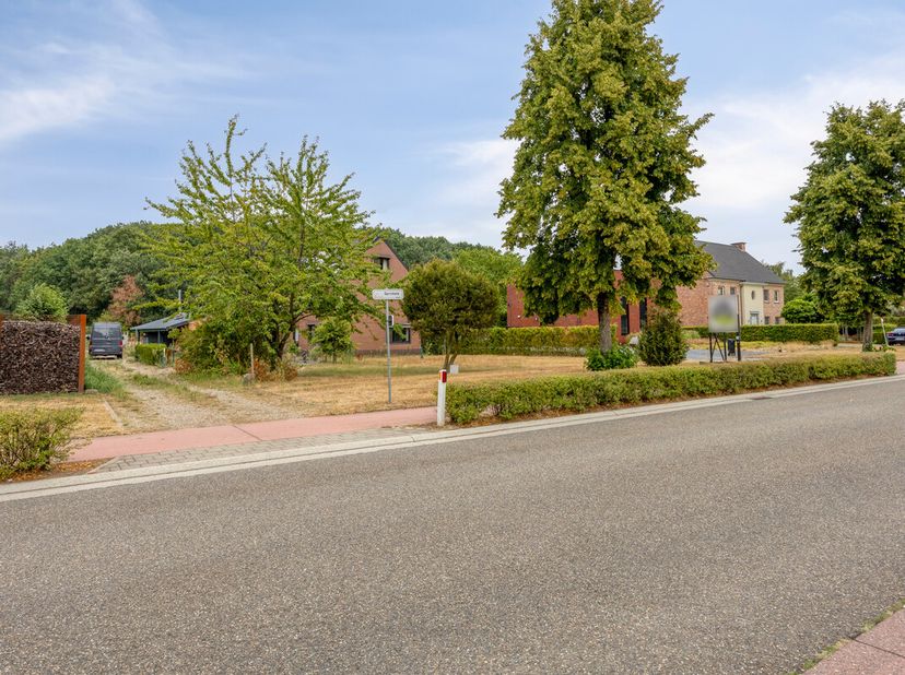 Deze ruime op te frissen woning is rustig gelegen aan de Sprinkelestraat 89 in Zutendaal, op wandelafstand van het centrum en alle dagelijkse voorzien