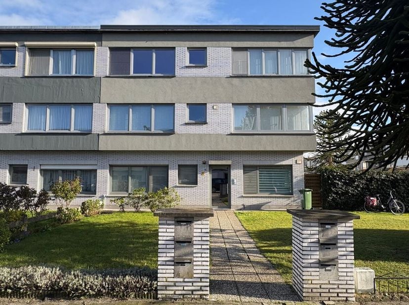 Bel appartement de 2 chambres avec terrasse<br />
Situation :<br />
L'appartement est situé dans un quartier agréable, juste à l'extérieur du centre d