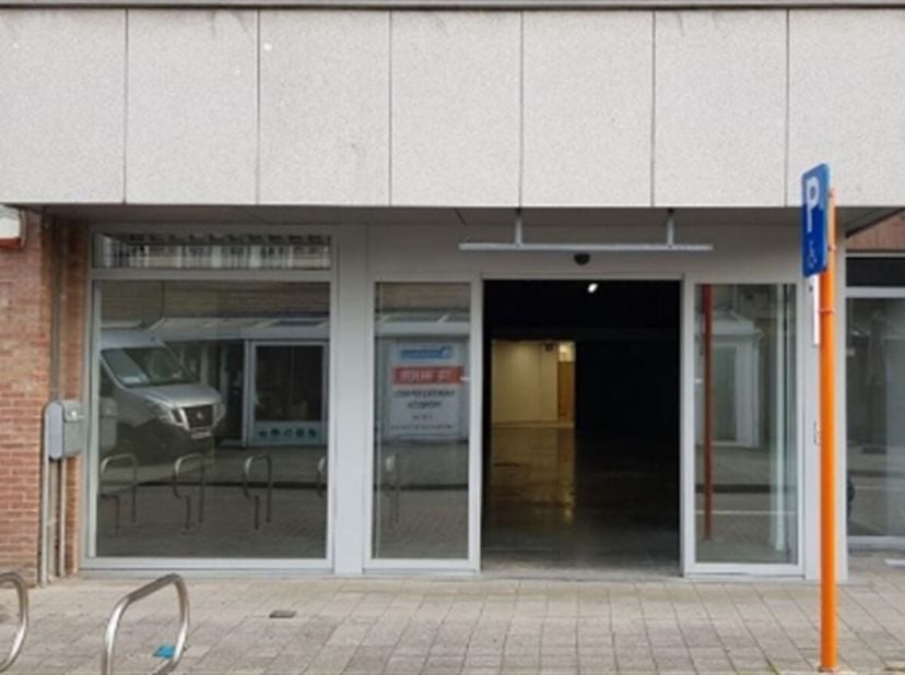 Handelsgelijkvloers van 265 m² op centrale locatie<br />
Ligging<br />
Dit handelsgelijkvloers is gelegen aan Mudakkers 7, in het centrum van Lommel.