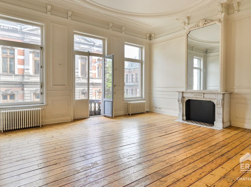 ERA CHATELAIN biedt u dit prestigieuze gebouw met prachtig potentieel, ideaal gelegen in het hart van de Zavelwijk in Brussel, met een bruto oppervlak