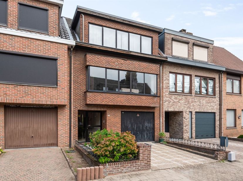 Bel-etagewoning met 3 slaapkamers, garage en tuin<br />
Deze gezinswoning met 3 slaapkamers biedt tal van mogelijkheden voor wie op zoek is naar een w