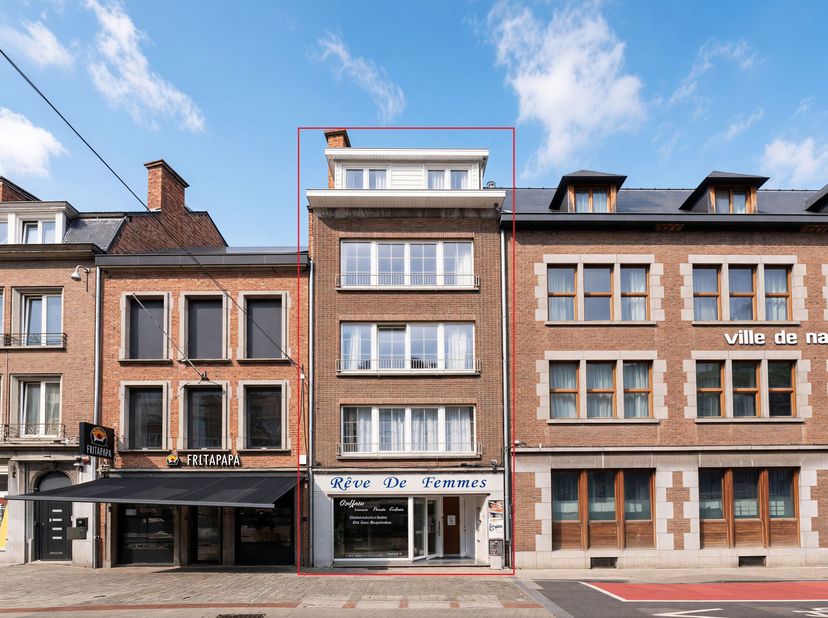 NAMUR, lichte DUPLEX (3 slaapkamers/3 badkamers) vlak bij alle voorzieningen. De woning bestaat op de derde verdieping uit een hal, een woonkamer van