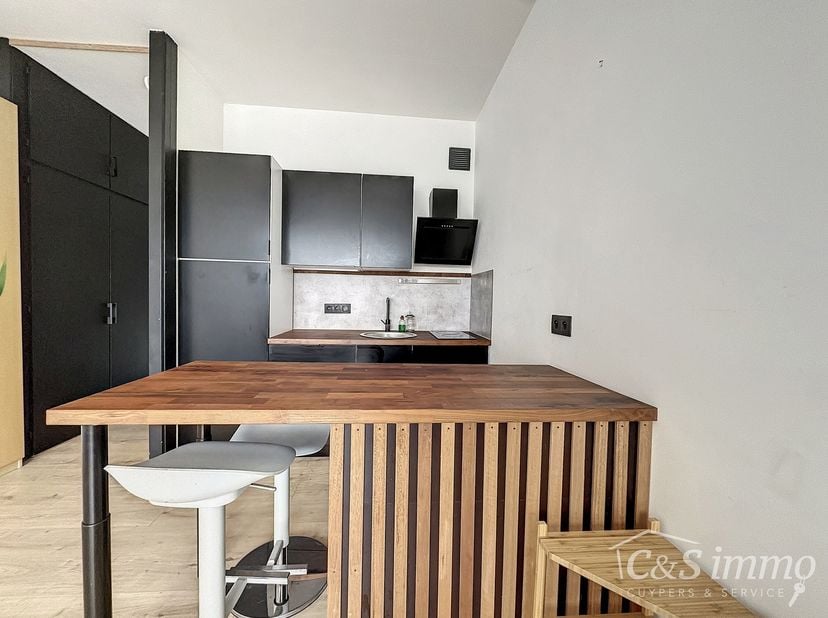 Vous recherchez un investissement intéressant avec une plus-value ? Ce studio, qui offre un beau potentiel de rénovation, est idéalement situé près de