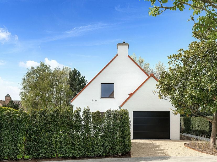 Mooie alleenstaande, instapklare woning op een groot perceel van 966 m², rustig gelegen in een rustige, residentiële omgeving aan de rand van Knokke.