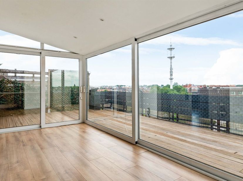 Op zoek naar een lichtrijk appartement met een aangenaam dakterras? Dan is dit gezellige appartement op de 5de en bovenste verdieping zeker een bezoek