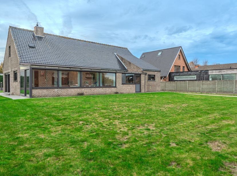 TE KOOP – Villa met atelier/werkplaats en uitzonderlijk potentieel in Zerkegem<br />
Op een prachtig perceel van ca. 1.300 m² bevindt zich deze degeli