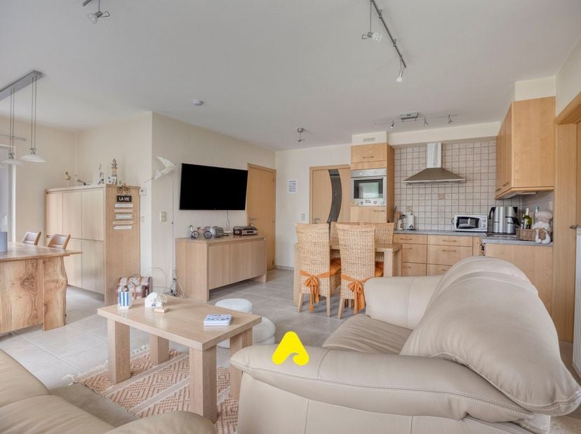 Appartement meublé, prêt à emménager, situé au rez-de-chaussée.<br />
<br />
Idéalement situé au centre de La Panne, à quelques pas de la plage, des r