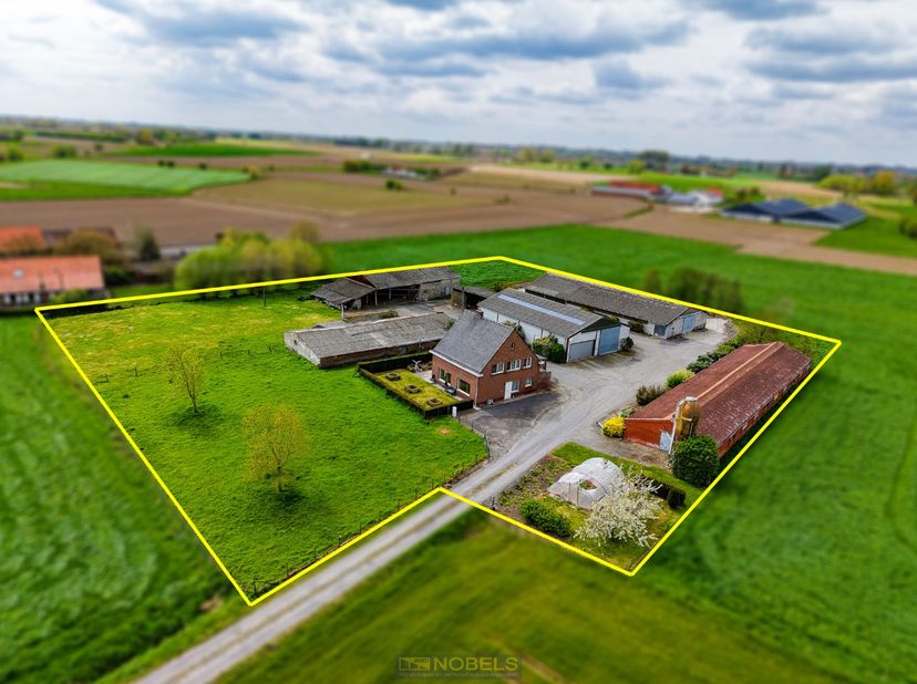 LANDELIJK GELEGEN HOEVE met bedrijfswoning en DIVERSE BEDRIJFSGEBOUWEN, gelegen in het rustige Vinkt (Deinze). Deze eigendom combineert COMFORTABEL WO