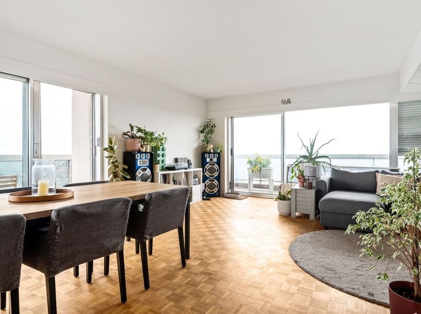 Instapklaar appartement met panoramisch zicht in Merksem!<br />
<br />
Op de 15de verdieping van deze moderne residentie aan de Leiebos vindt u dit