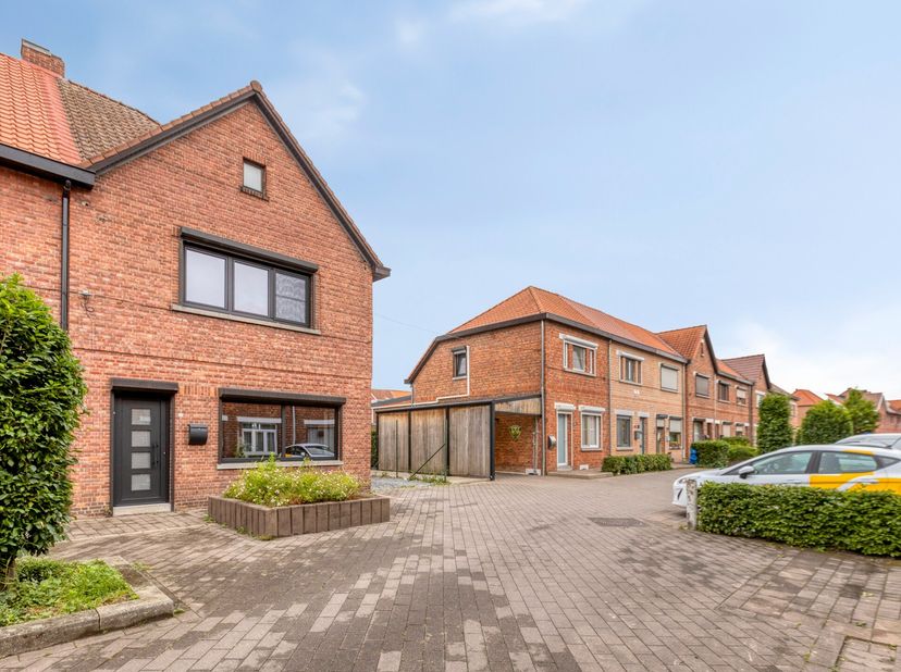 Charmante, instapklare halfopen bebouwing op rustige ligging in Termien (Genk)<br />
<br />
Bent u op zoek naar een gezellige woning met een rustige l