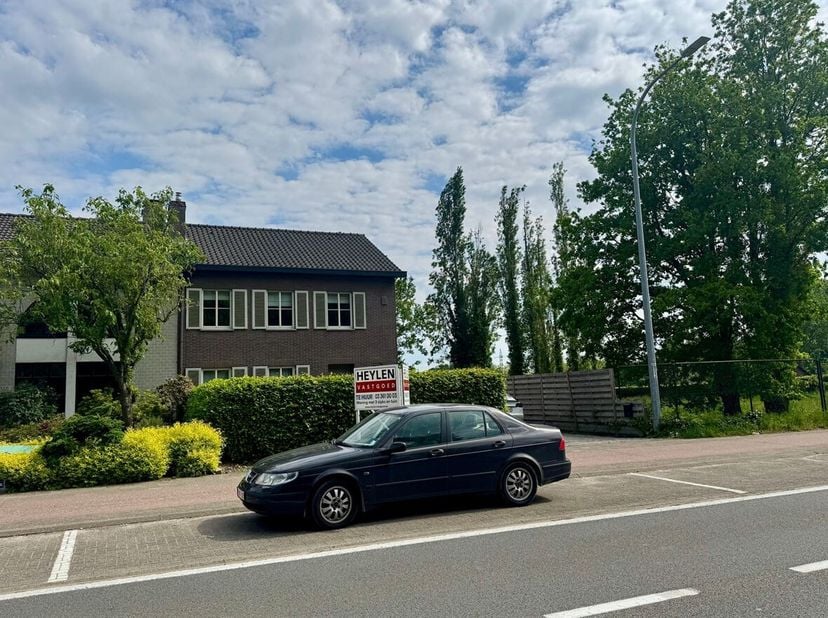 Prachtig gerenoveerde woning met 3 slaapkamers en zonnige tuin in Emblem<br />
Ligging<br />
Deze woning geniet van een centrale ligging aan de Lierse