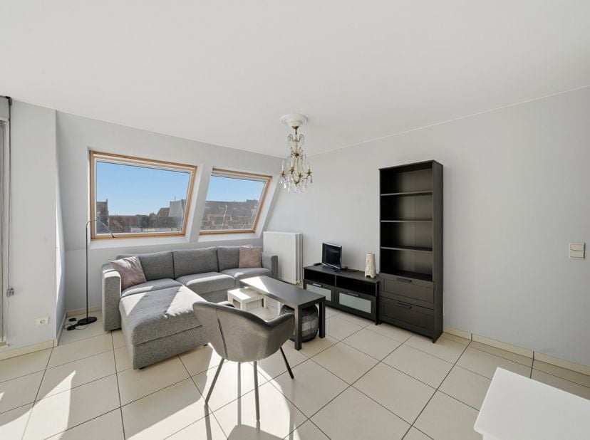 Op zoek naar een comfortabel en lichtrijk appartement? Dit verzorgd duplexappartement op de derde verdieping in Bredene combineert modern wooncomfort