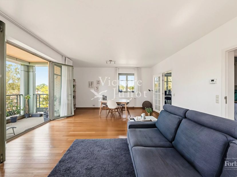 Victoire-Junot nodigt u uit om dit ruime appartement van 131 m² te ontdekken, gelegen in de gewilde Joli-Bois wijk van Woluwe-Saint-Pierre. Dit lichte