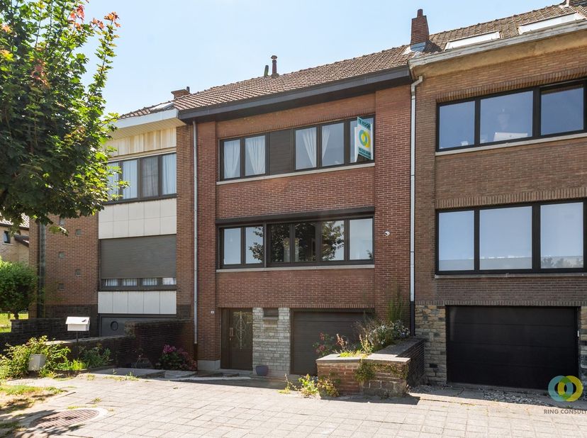 Découvrez cette maison bel-étage à Diegem, située au calme à proximité de la gare, des transports en commun et des principaux axes routiers. Ce bien c