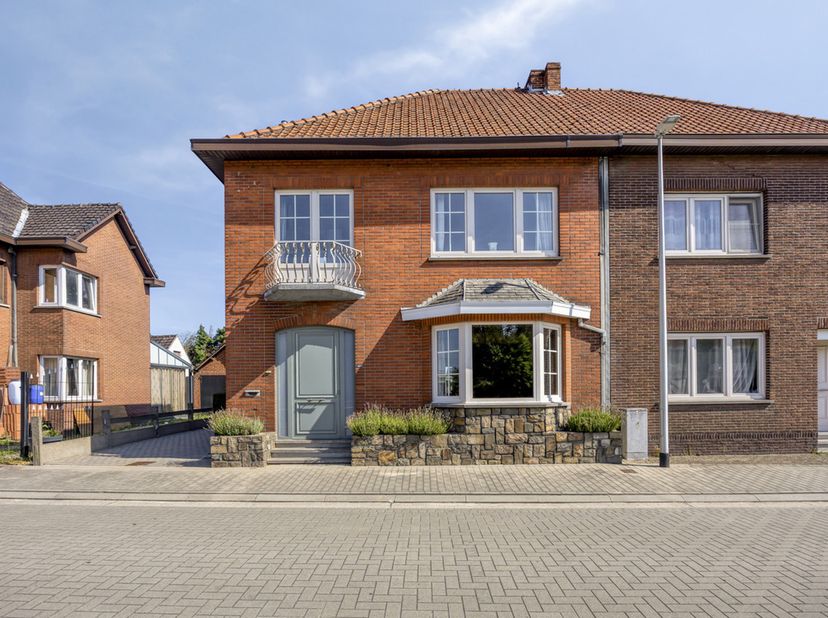 STATIGE ,TE RENOVEREN HALFOPEN BEBOUWING MET 3 SLAAPKAMERS OP EEN PERCEEL VAN 4A 77CA TE KURINGEN (HASSELT)<br />
Niet ver van het bruisende centrum v