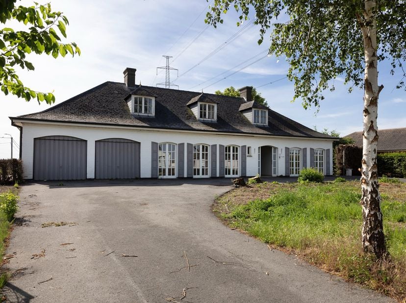 In de www.kuurnsestraat99.be (url kopiëren en plakken indien doorklikken niet lukt) in Bavikhove stellen we jou graag deze te renoveren villa voor.&amp;nb