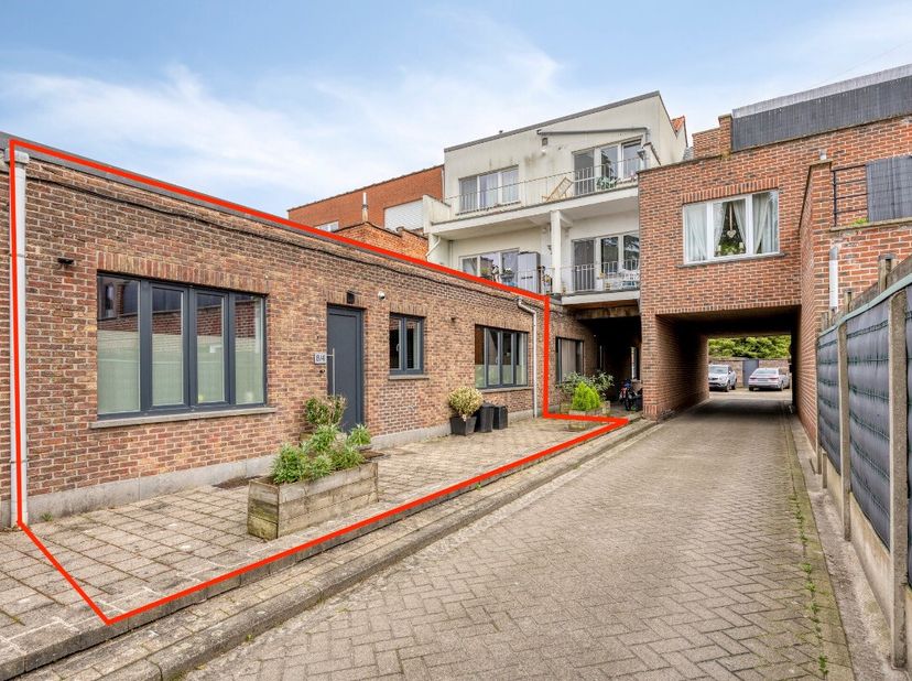 Te koop: instapklaar appartement in het centrum van Rumst, op korte afstand van scholen, openbaar vervoer en het park. Dit charmante appartement biedt