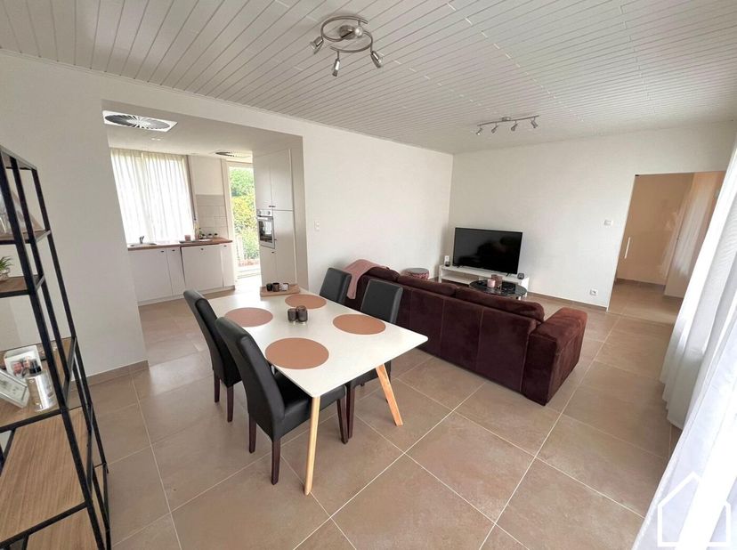 Deze woning is ideaal voor wie op zoek is naar een investering! Deze woning is reeds verhuurd voor minimaal 3 jaar vanaf 1/11/24 voor 790 euro/maand.<