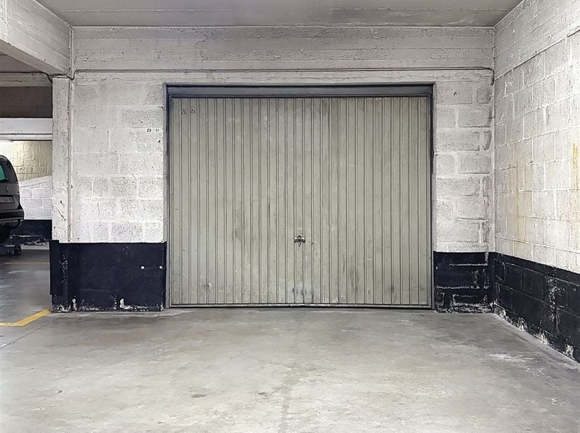 IMMOSCHMIDT (Ref. 29804) - ETTERBEEK (Jubileum) Direct beschikbaar: Afgesloten garage vlak bij het Jubileumpark voor een prijs van 32.500 € - Meer det