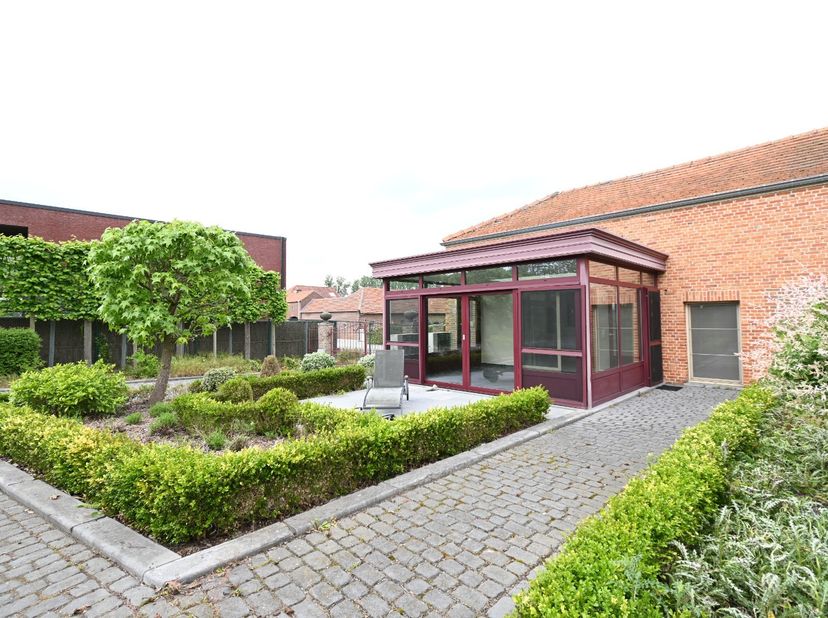 GELIEVE UITSLUITEND TE REAGEREN VIA MIJN HUURPROFIEL = <br />
<br />
Langs de Schalkhovenstraat, ter hoogte van nummer 41, bevindt zich deze bijzonder