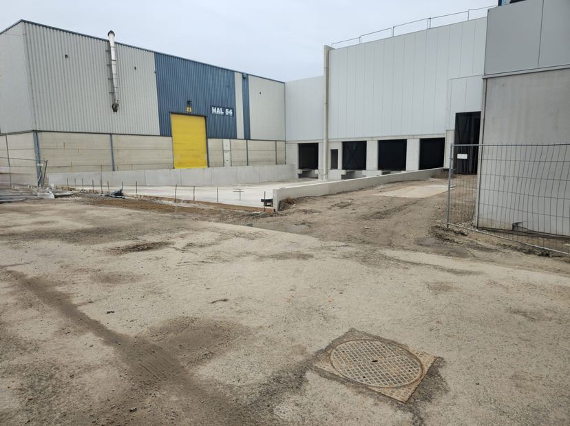 Modern en functioneel nieuwbouwproject op gunstig gelegen semi-industriële / logistieke site te Genk langsheen de Oosterring (N750). Op een steenworp
