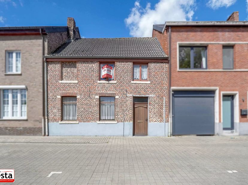 Deze woning ligt langs het water van de Kleine Gete in Zoutleeuw, quasi in het centrum van de stad. De woning werd gebouwd in de tweede helft van de 1