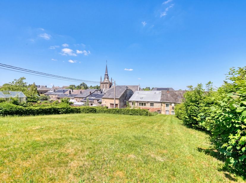 Dans la commune de Vresse-sur-Semois et plus précisément dans le village de Sugny, venez découvrir cette vaste maison à rénover au coeur du village. E