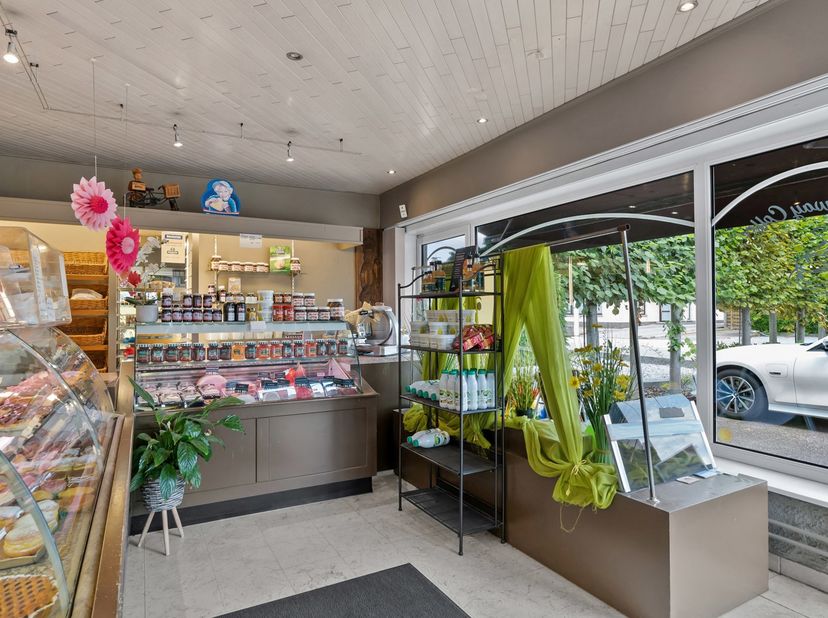 In het centrum van Hulst gelegen handelspand (momenteel gekende bakkerij) met bovenliggende woonst.<br />
Indeling interieur<br />
Gelijkvloers<br />