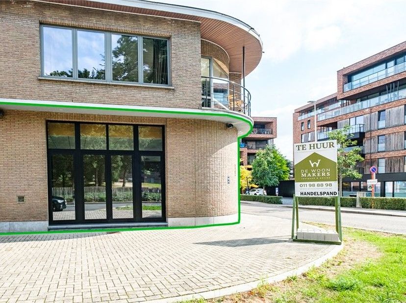 Op wandelafstand van het bruisende  stadscentrum van Sint-Truiden vinden we dit handelspand vol potentieel terug in de Parkstraat ter hoogte van numme