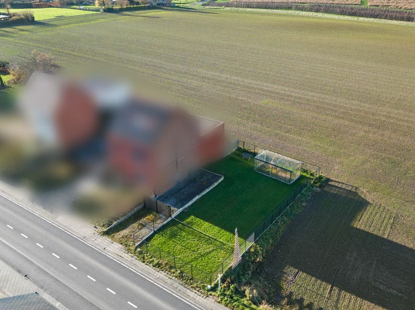 Op dit perceel, gelegen aan de Steenweg 12 in Gingelom, kan je mits het verkrijgen van de nodige vergunningen een halfopen bebouwing realiseren met ee