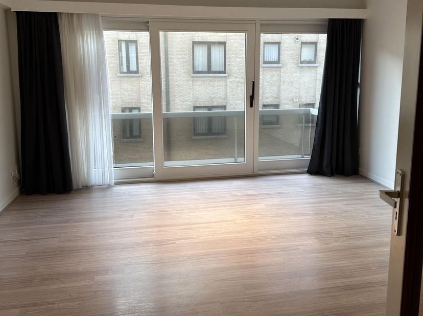 Appartement très agréable avec une belle terrasse ensoleillée. Dans le centre et à 100 mètres de la digue de mer. En parfait état.