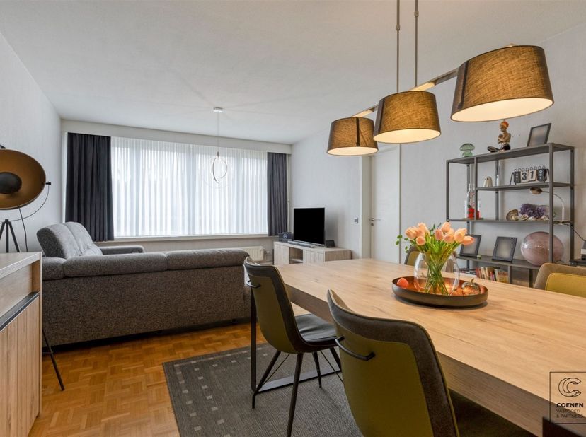 IN OPTIE!!<br />
Dit instapklare appartement van 91 m² is gelegen op de tweede verdieping van een gunstig gelegen gebouw te Deurne. U komt binnen in